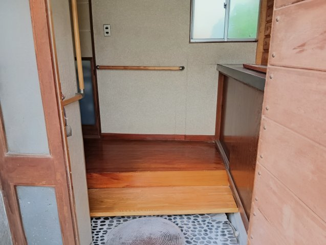 売中古戸建　静岡市葵区瀬名中央3丁目の玄関|玄関にも窓があるので明るく、風も通ります！