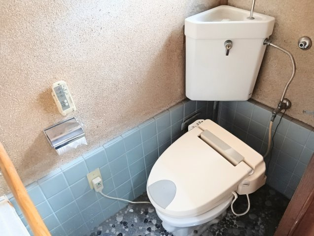 売中古戸建　静岡市葵区瀬名中央3丁目のトイレ|温水洗浄便座がついています！