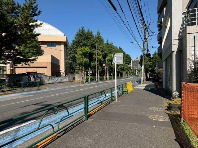 目黒区駒場1丁目　建築条件なし売地の前面道路含む現地写真
