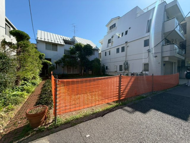 目黒区駒場1丁目　建築条件なし売地の前面道路含む現地写真