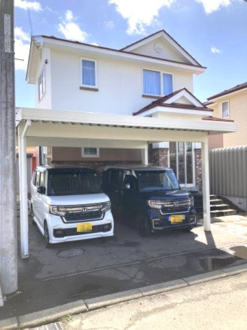 江別市ゆめみ野東町の外観|外壁・屋根のリフォーム済のキレイな外観！カーポート2台分（車種による）と車庫があります！