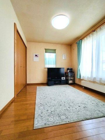 江別市ゆめみ野東町の洋室|リビング横のお部屋もフローリング仕様！※AI加工により一部家具等を削除しております