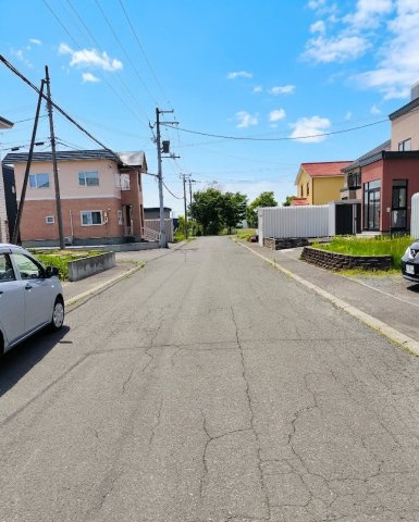 江別市ゆめみ野東町の前面道路含む現地写真|８ｍの前面道路　交通量は少なめでお子様も安心です