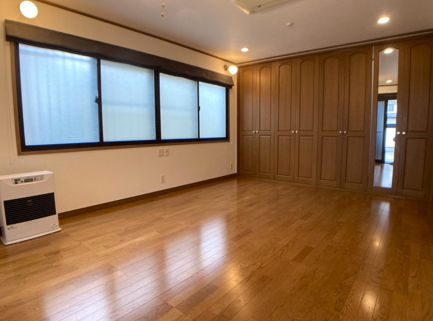 安曇野市明科中川手　中古戸建の洋室|収納豊富な間取り設計でお部屋の中もスッキリ片付きます。