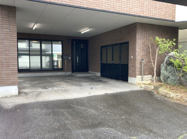 安曇野市明科中川手　中古戸建の駐車場|カースペースは車種にもよりますがお車3台駐車可能です。