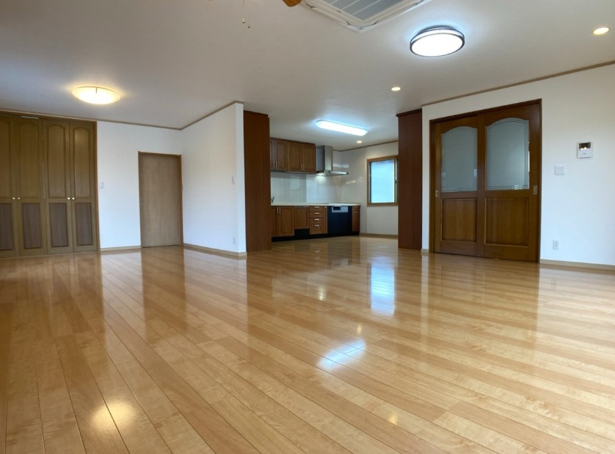 安曇野市明科中川手　中古戸建の居間・リビング|LDKは約33帖のゆとりある広さを確保。家族がゆったりとくつろげる開放的な空間です。