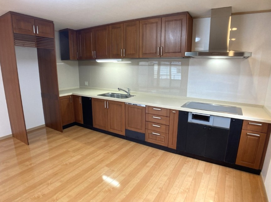 安曇野市明科中川手　中古戸建のキッチン|広々としたキッチンスペースを確保し、家族との会話を楽しみながら料理ができる開放的な空間です。