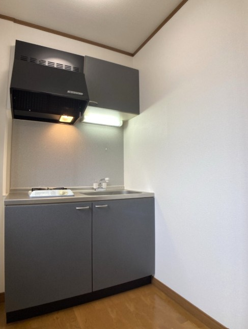 安曇野市明科中川手　中古戸建のキッチン|約6帖の洋室の奥にはキッチンスペースもございます。