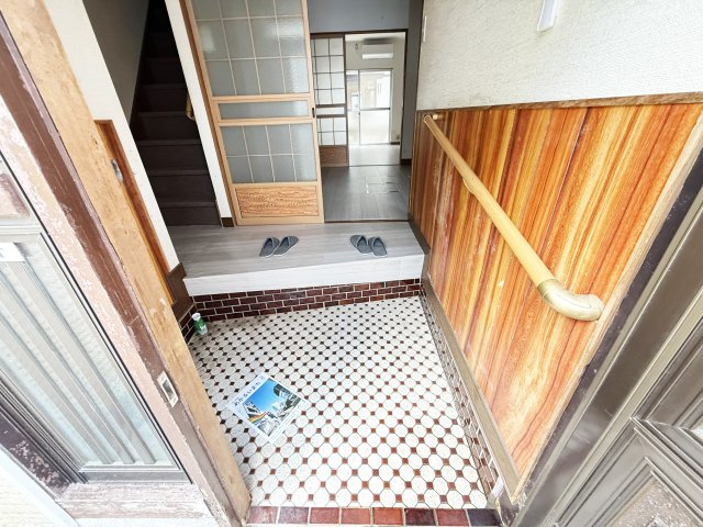 一宮西町貸家の玄関