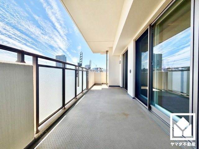 ラフィネス西宮北口サウスコートのバルコニー|南向き・北西向きの2面引き回しバルコニーで陽当たり、風通し良好。奥行きがあり広々としているため、お洗濯物をたっぷりと干す事ができます。