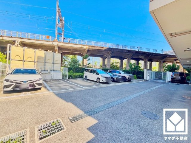 ラフィネス西宮北口サウスコートの駐車場|敷地内に駐車場を設置（月額1000円～13000円）。重い荷物や雨の日の移動もスムーズで、快適なカーライフを実現。空き状況等の詳細は弊社スタッフまでお気軽にお問い合わせください。