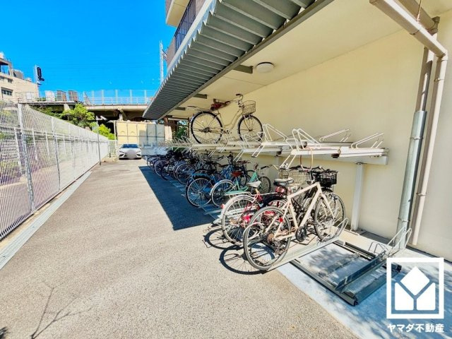 ラフィネス西宮北口サウスコートの駐輪場|サイクルラック付きの駐輪場を設置。スッキリ整理されて、自転車同士が接触・転倒しにくい設計です（月額100円～300円）。バイク置き場もございます（月額410円～910円）。