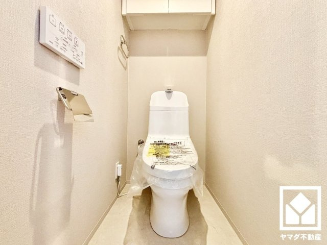 ラフィネス西宮北口サウスコートのトイレ|明るく清潔感溢れるトイレです。温水洗浄便座付きで、季節を問わずいつでも温かい便座をお使いいただけます。