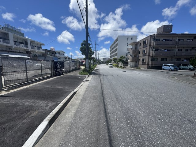 うるま市江洲（全10棟）E号棟の前面道路含む現地写真|※北東側公道15.9m♪