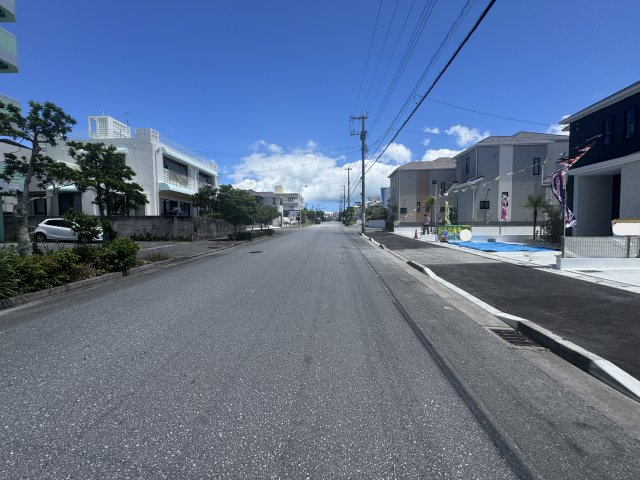 うるま市江洲（全10棟）E号棟の前面道路含む現地写真|※北東側公道15.9m♪