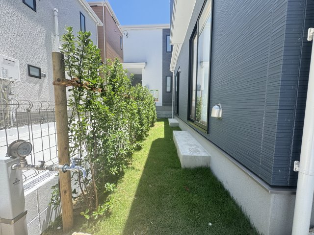 うるま市江洲（全10棟）E号棟の庭|E号棟　素敵な植栽付き♪