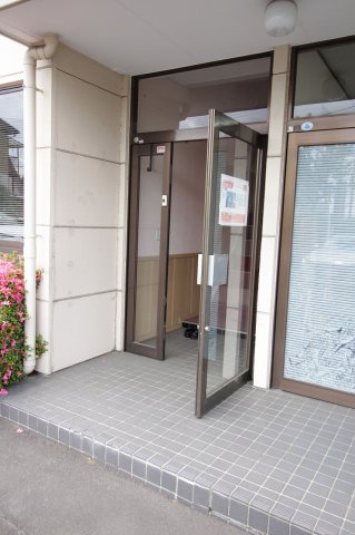 東栄テナントのエントランス|ゆとりのあるエントランスです
