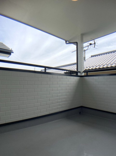 東筑摩郡山形村　中古戸建のバルコニー|インナーバルコニーで急な雨から洗濯物を守ります。