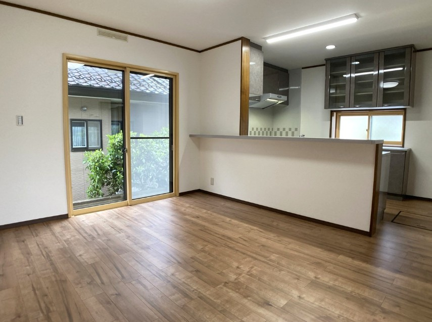 東筑摩郡山形村　中古戸建の居間・リビング|リビングを見渡せる対面キッチンでご家族との会話も弾みます。