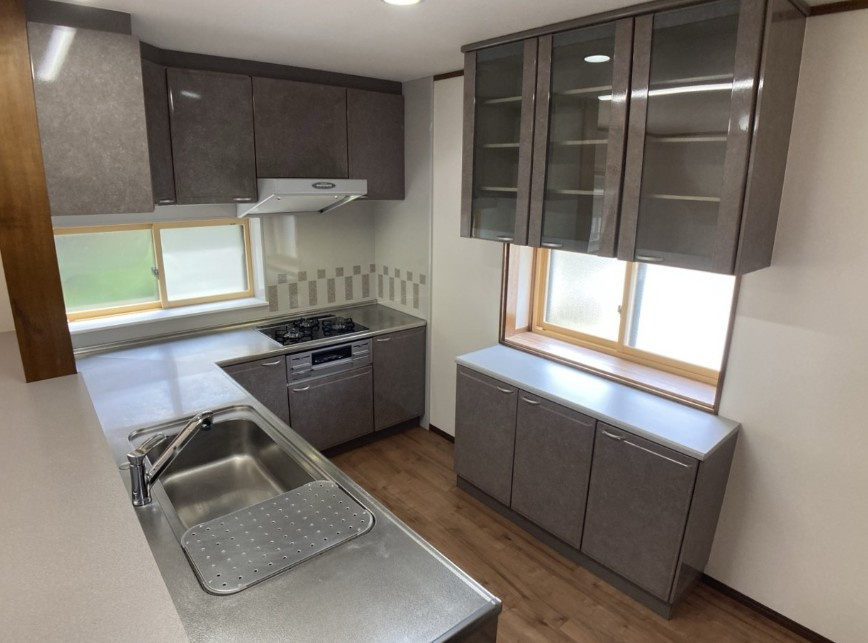 東筑摩郡山形村　中古戸建のキッチン|作業効率の良いL字型のキッチンです。