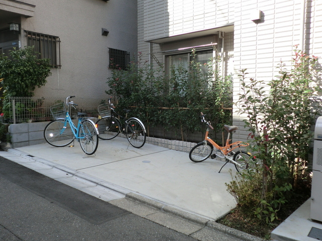 メゾングランデュオの駐車場
