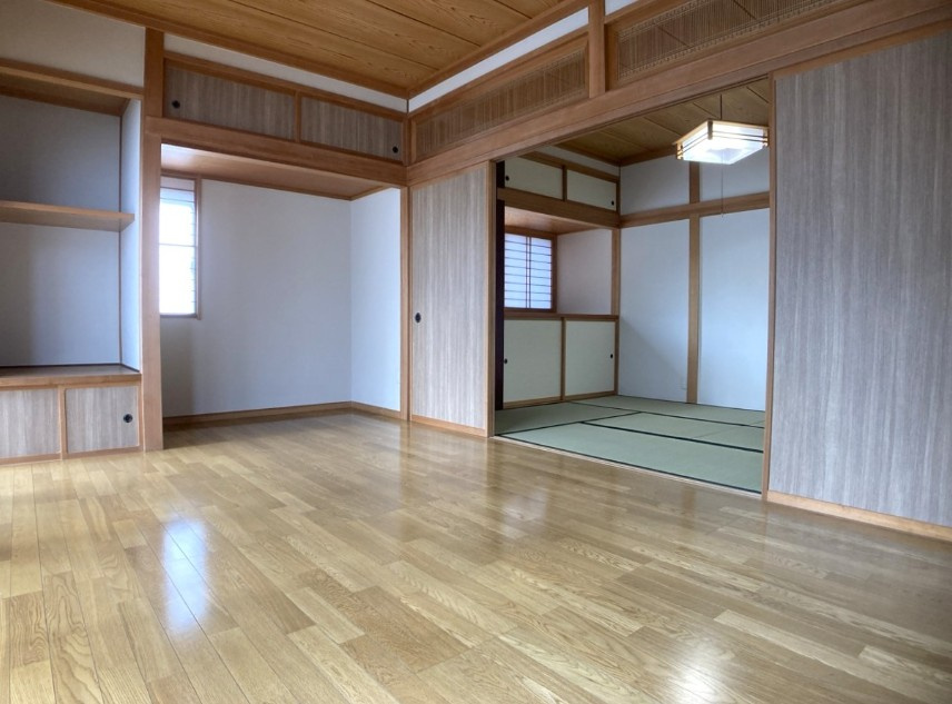 岡谷市田中町　中古戸建の洋室|1階洋室は約6.5帖。収納スペースもございます。