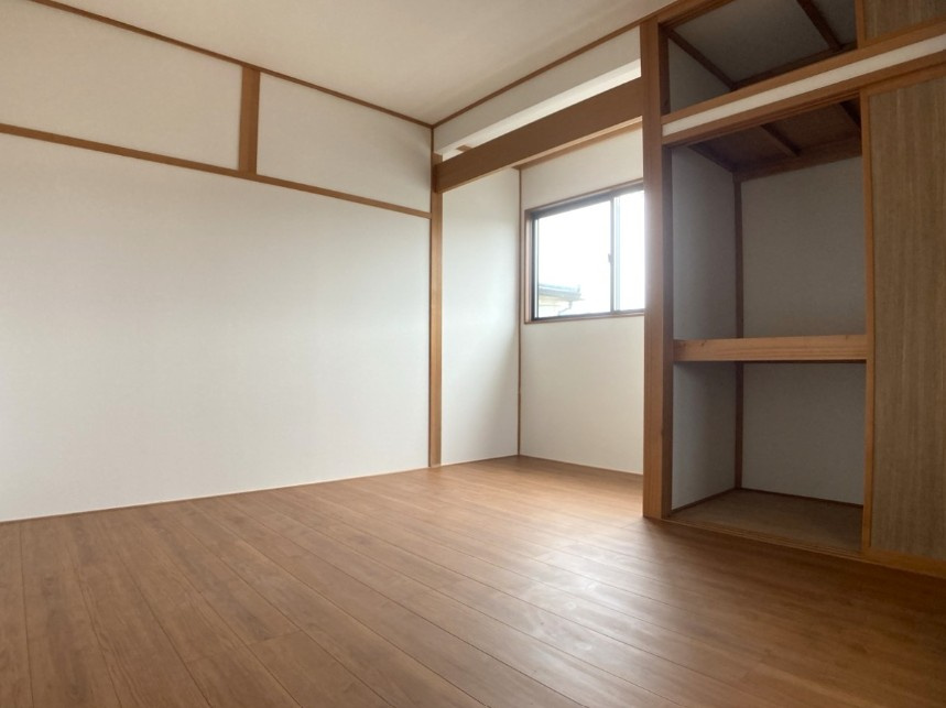 岡谷市田中町　中古戸建の洋室|約6帖の洋室。ベッドや机を置いてもゆとりがございます。