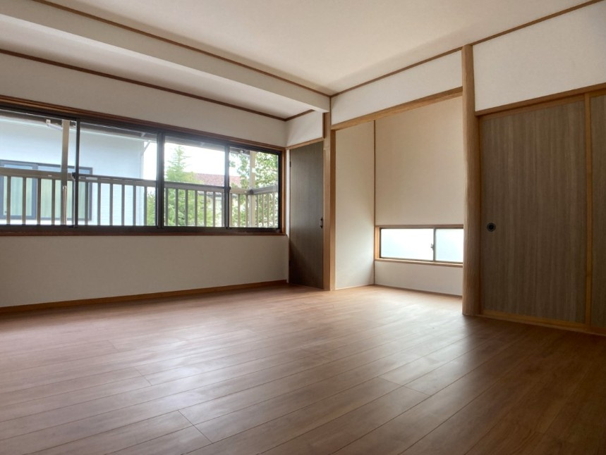 岡谷市田中町　中古戸建の洋室|約9帖の洋室。2面採光で明るく風通し良好です。