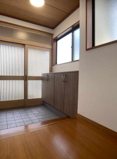 岡谷市田中町　中古戸建の玄関|広くスッキリとした玄関です。