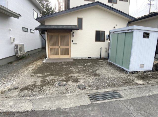 岡谷市田中町　中古戸建の駐車場|カースペースは車種にもよりますがお車2台駐車可能です。