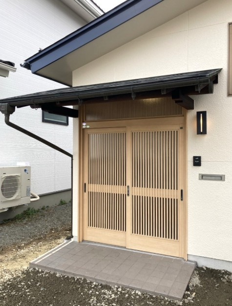 岡谷市田中町　中古戸建の玄関|内外装リフォーム工事完了し、綺麗なお住まいです。