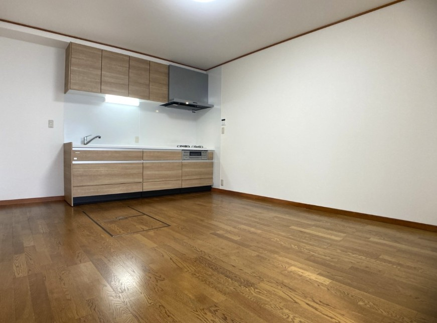 岡谷市田中町　中古戸建のキッチン|ダイニングキッチンは約9帖の広さです。