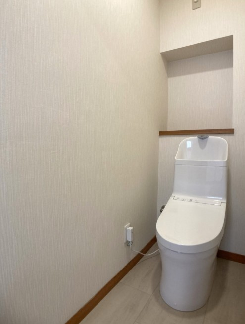 岡谷市田中町　中古戸建のトイレ|温水洗浄便座も備わっております。