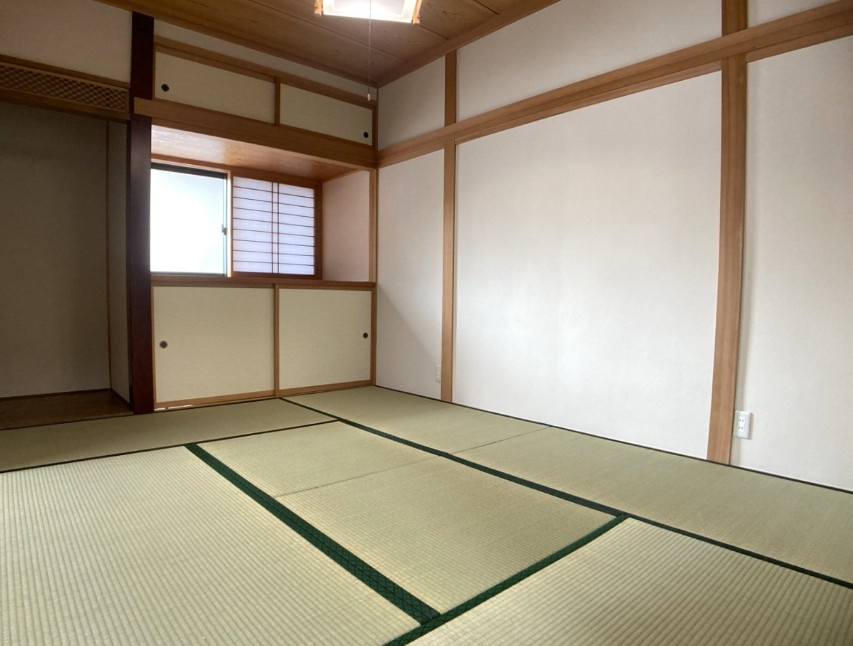 岡谷市田中町　中古戸建の和室|足を伸ばして寛げる和室もございます。