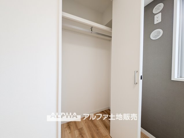 ネオハイツ羽村駅前の独立洗面台|【Vanit】◆洗面台◆身支度がしやすい洗面台は、収納力にも配慮した設計。朝の準備から帰宅後まで、家族みんなが使いやすい空間です。