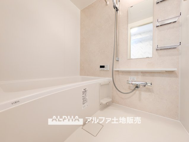ネオハイツ羽村駅前のランドリースペース|【Laundry space】
◆ランドリースペース◆広々した空間で雨の日でも十分に洗濯物を乾かすことが出来ます。バスルームには浴室換気乾燥機も付いているので重宝しますね。