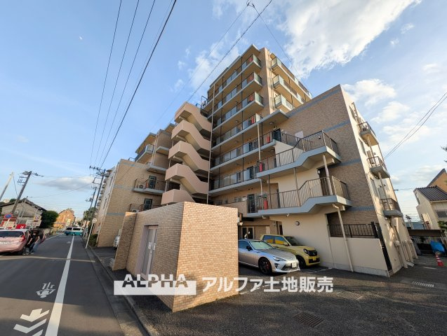 ネオハイツ羽村駅前のバルコニー|【Balcony】◆バルコニー◆日当たりの良いバルコニーは、洗濯物がよく乾くだけでなく、外の空気を感じながらひと息つける場所。暮らしに心地よい余白をもたらします。