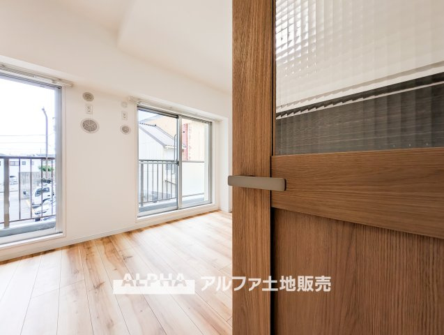 ネオハイツ羽村駅前の外観|【Blue Moment】◆空を感じるひととき◆
空を見上げる時間が、暮らしに少しの余白をつくる。そんな穏やかな瞬間がここにある。