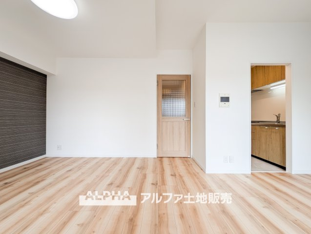 ネオハイツ羽村駅前の外観|【Morning Light】◆朝の光から始まる暮らし◆
やわらかな光が差し込む住まい。ここで迎える朝が、慌ただしい日常に少しの余裕と穏やかな時間を届けてくれる。