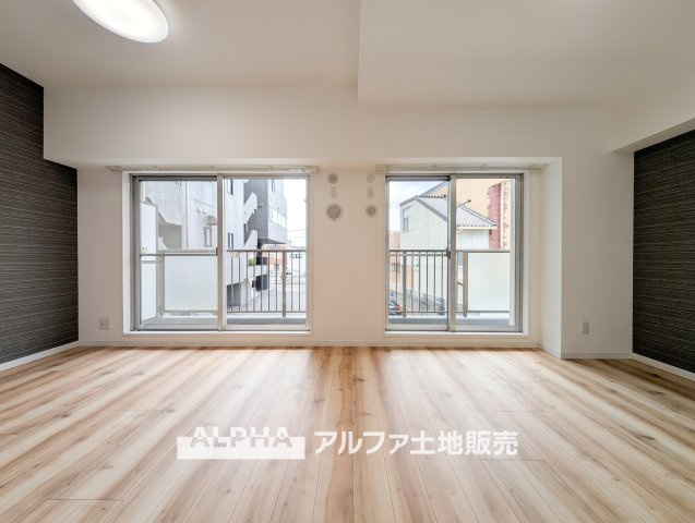 ネオハイツ羽村駅前の外観|【Quiet Comfort】
◆静けさとともに◆
外の喧騒を忘れさせる落ち着きが、日々に余白を生む。ここでの時間が、自然と笑顔を増やしていく。