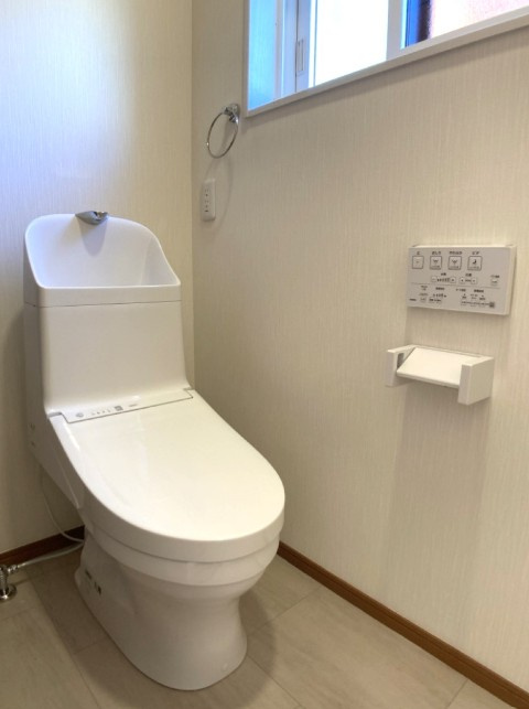 松本市里山辺　中古戸建のトイレ|トイレは2ヵ所。ウォシュレット付きです。
