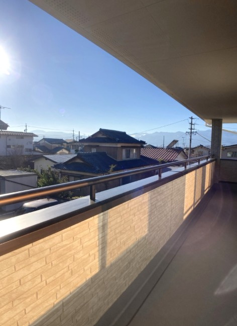 松本市里山辺　中古戸建のバルコニー|ワイドバルコニーで洗濯物も沢山乾かせそうです。