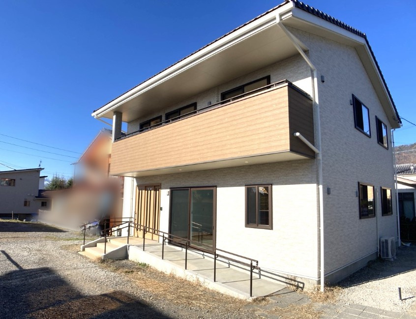 松本市里山辺　中古戸建の外観|スロープ付きでベビーカーや車椅子でのご移動もラクラク。
