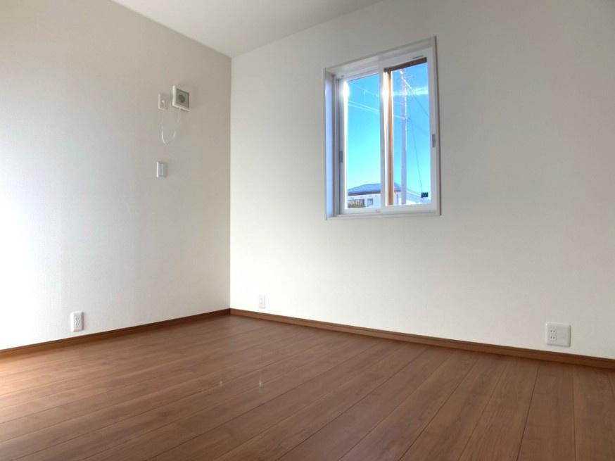 松本市里山辺　中古戸建の洋室|窓が多く風通しの良いお住まいです。