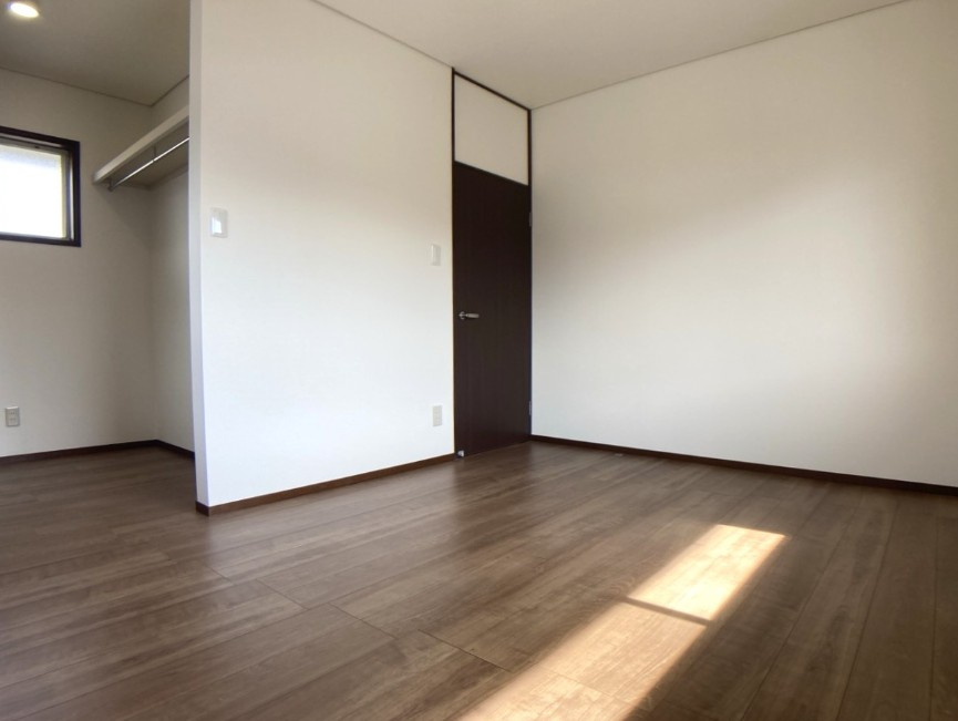 松本市笹賀　中古戸建の洋室|約6.5帖の洋室。2帖の広さのあるWIC付きです。