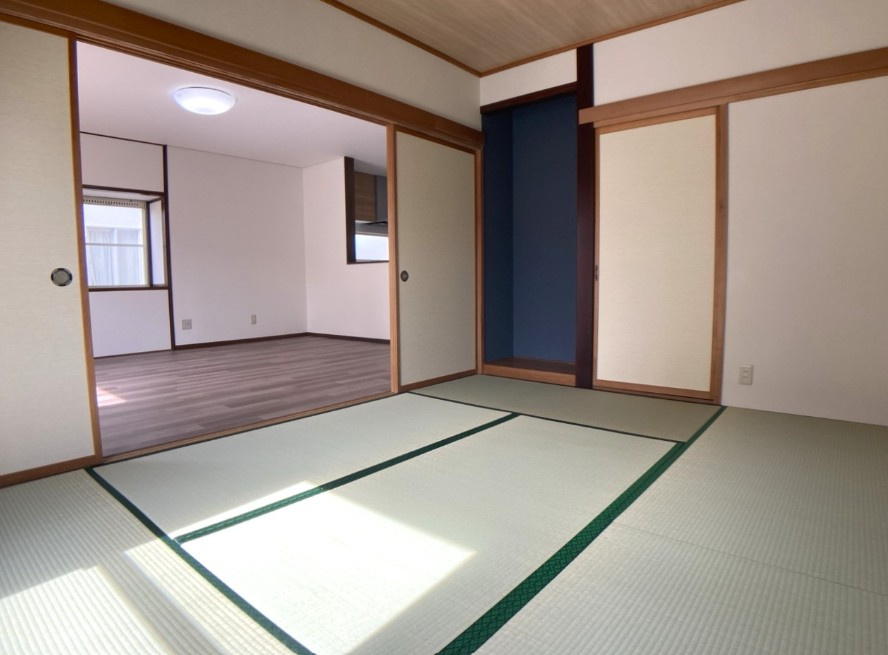 松本市笹賀　中古戸建の和室|リビング隣には和室もあり足を伸ばして寛げます。