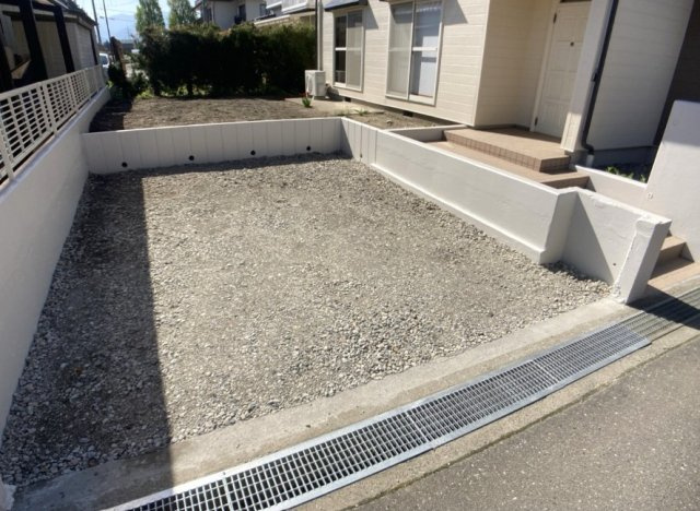 松本市笹賀　中古戸建の庭|建物南側には広いスペースもあり明るい日差しが入ります。