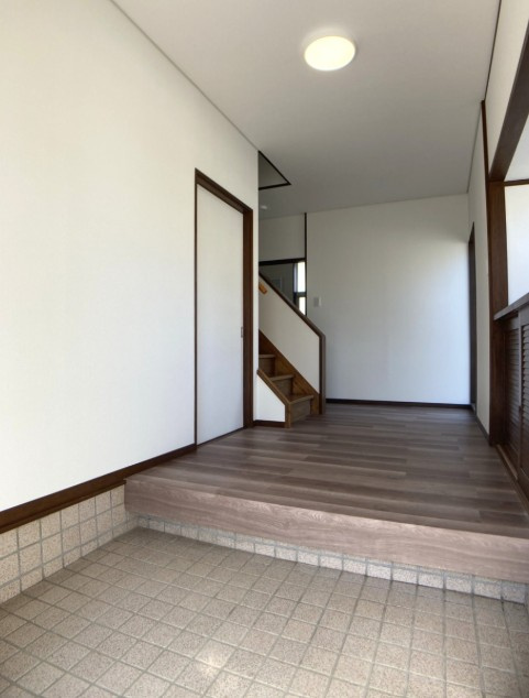 松本市笹賀　中古戸建の玄関|玄関は広くスッキリとした印象です。