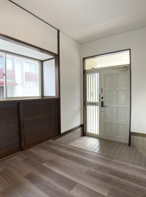 松本市笹賀　中古戸建の玄関|玄関にはご家族の靴も収納できるシューズボックス付き。