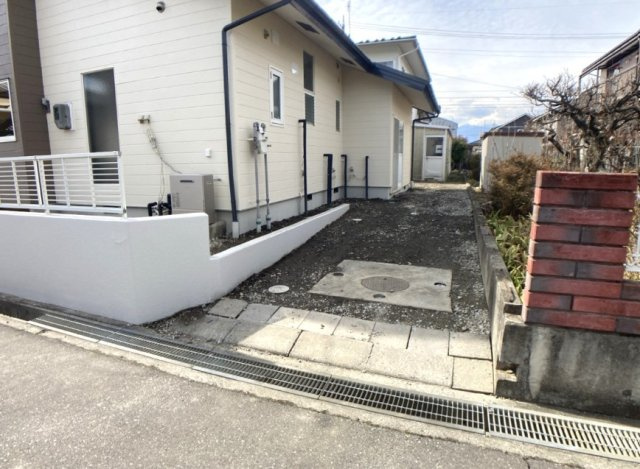 松本市笹賀　中古戸建の駐車場|カースペースは車種にもよりますがお車2台駐車可能。